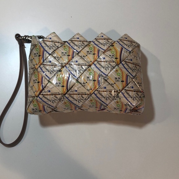 Ecoist NYC Recycled Map Wristlet Coin Purse - Picture 1 of 8